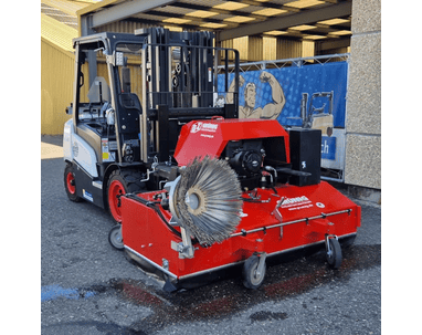 GRÜNIG GSX-2000 Stapler-Anbaukehrmaschine mit Aggregat, 2000 mm Arbeitsbreite, 100 l Wassersprühanlage, 305 l Schmutzbehälter 