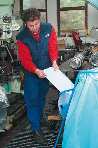 Support mobile pour sac poubelle et rouleau d'essuie-tout