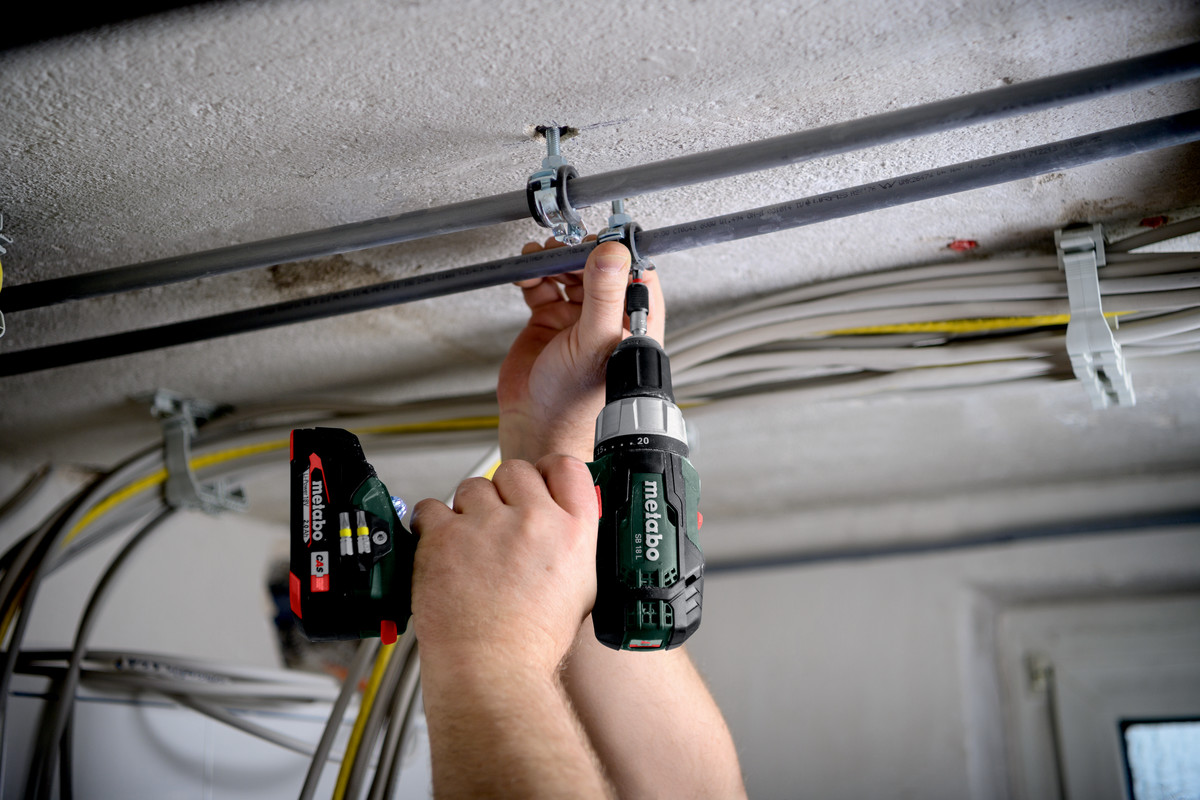 Metabo Akku-Schlagbohrschrauber SB 18 L, 18 V mit 2x Li-Power Akkus (18 V / 2.0 Ah), Ladegerät SC 36 und metaBOX 145