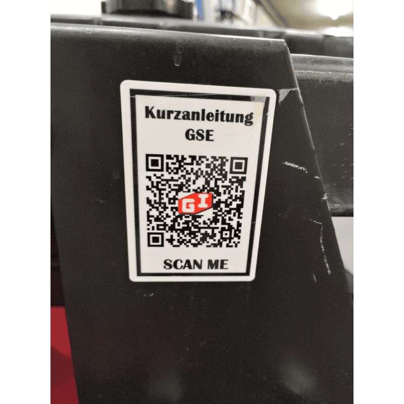 GRÜNIG GSE-1500 Balayeuse autopropulsée à monter sur chariot élévateur, largeur de travail 1500 mm, système de pulvérisation d'eau 100 l, bac à déchets 260 l