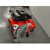 GRÜNIG GSE-1500 Balayeuse autopropulsée à monter sur chariot élévateur, largeur de travail 1500 mm, système de pulvérisation d'eau 100 l, bac à déchets 260 l