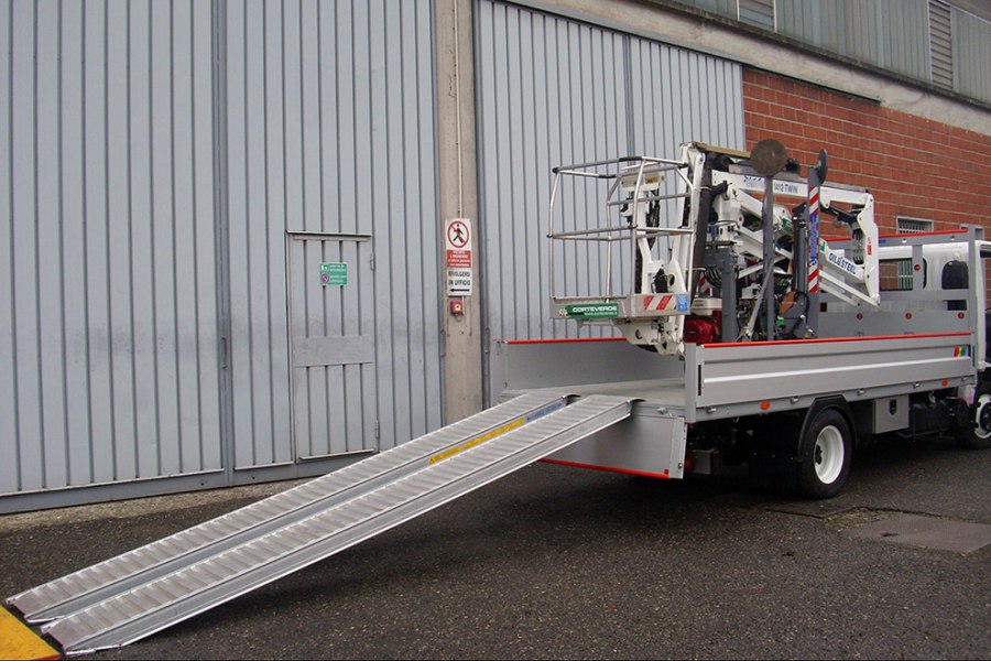 Rampes en aluminium 5500 mm, avec bord, en deux largeurs différentes 