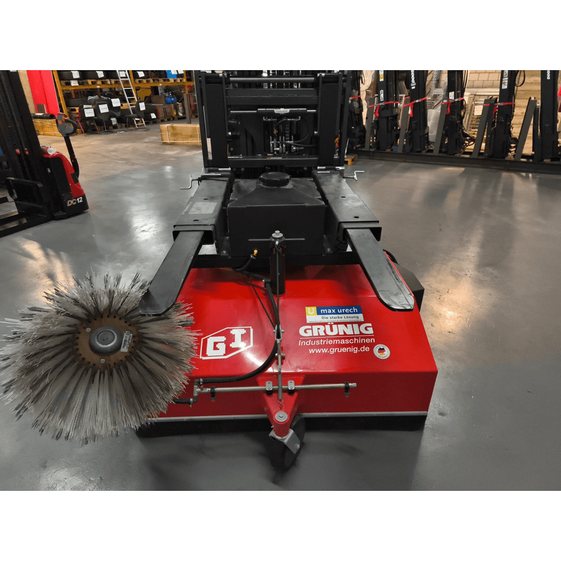 GRÜNIG GSE-1500 Balayeuse autopropulsée à monter sur chariot élévateur, largeur de travail 1500 mm, système de pulvérisation d'eau 100 l, bac à déchets 260 l