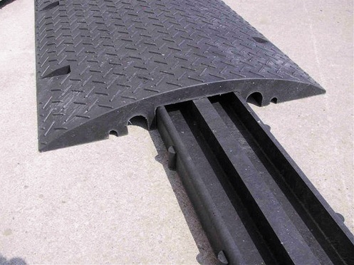 Gaine de protection de câble à 4 canaux, traversable