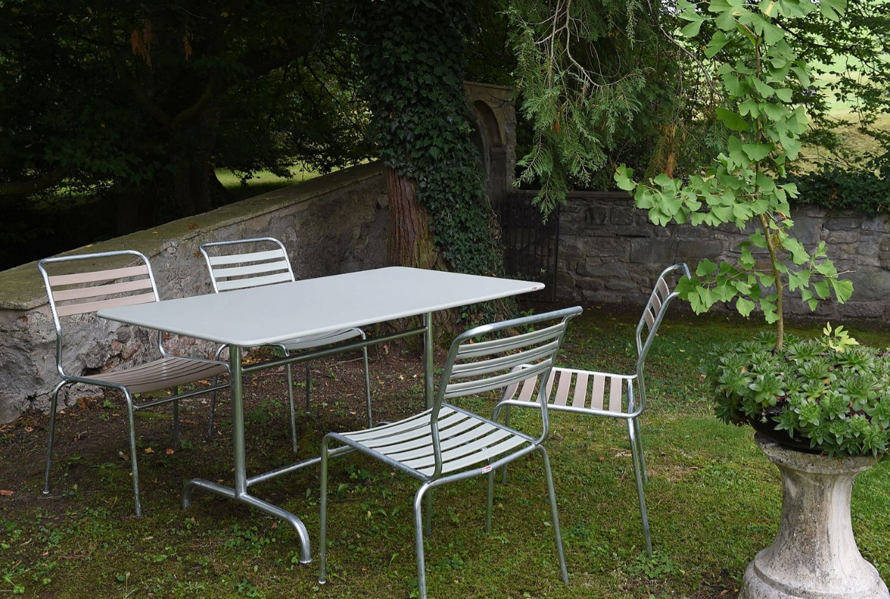 Schaffner Table métallique Rigi avec plateau en acier rabattable, en divers modèles
