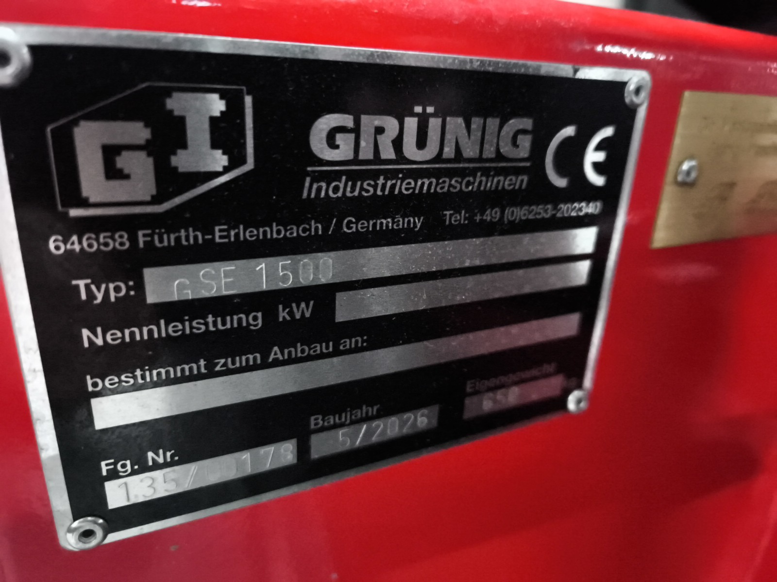 GRÜNIG GSE-1500 Balayeuse autopropulsée à monter sur chariot élévateur, largeur de travail 1500 mm, système de pulvérisation d'eau 100 l, bac à déchets 260 l