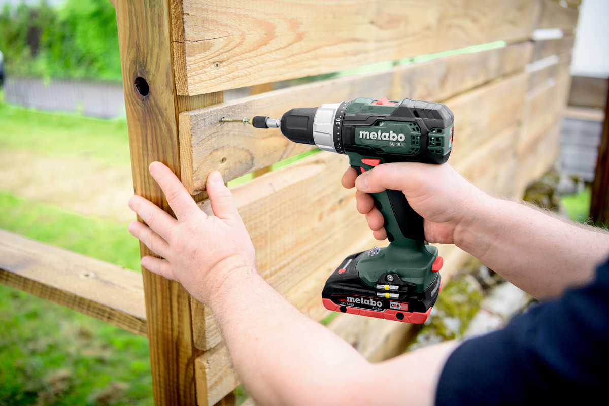 Metabo Akku-Schlagbohrschrauber SB 18 L, 18 V mit 2x Li-Power Akkus (18 V / 2.0 Ah), Ladegerät SC 36 und metaBOX 145