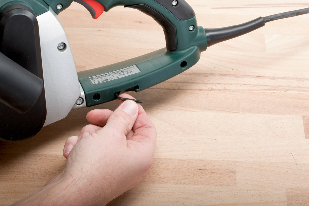 Metabo Ponceuse à bande BAE 75, 1010 watts, avec socle de machine