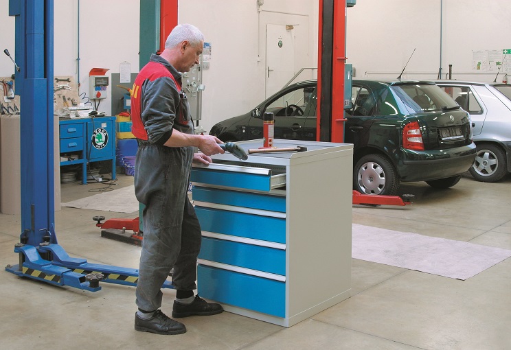 Schubladenschrank mit 5 bis 7 Schubladen