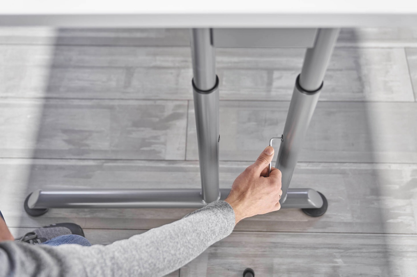 Schreibtisch Solothurn, mechanisch höhenverstellbar, in diversen Ausführungen