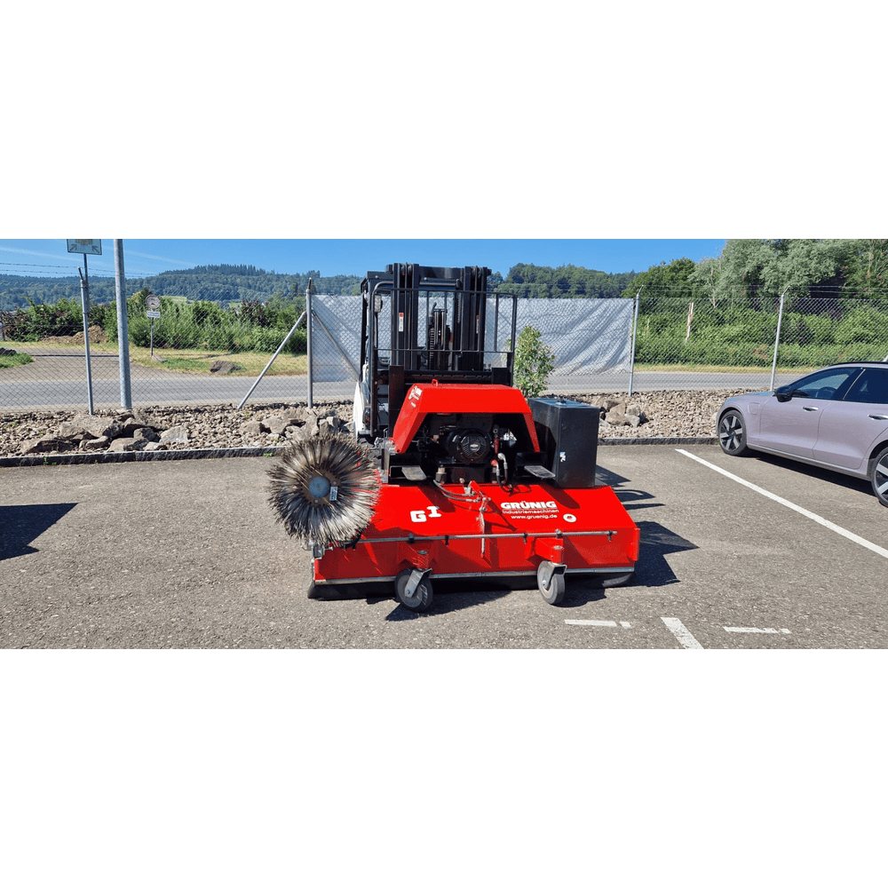 GRÜNIG GSX-2000 Stapler-Anbaukehrmaschine mit Aggregat, 2000 mm Arbeitsbreite, 100 l Wassersprühanlage, 305 l Schmutzbehälter