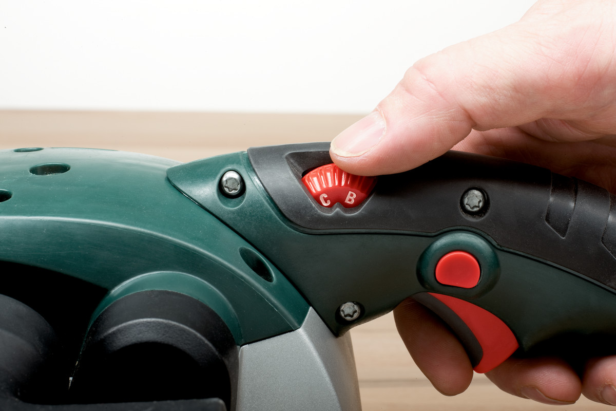Metabo Ponceuse à bande BAE 75, 1010 watts, avec socle de machine