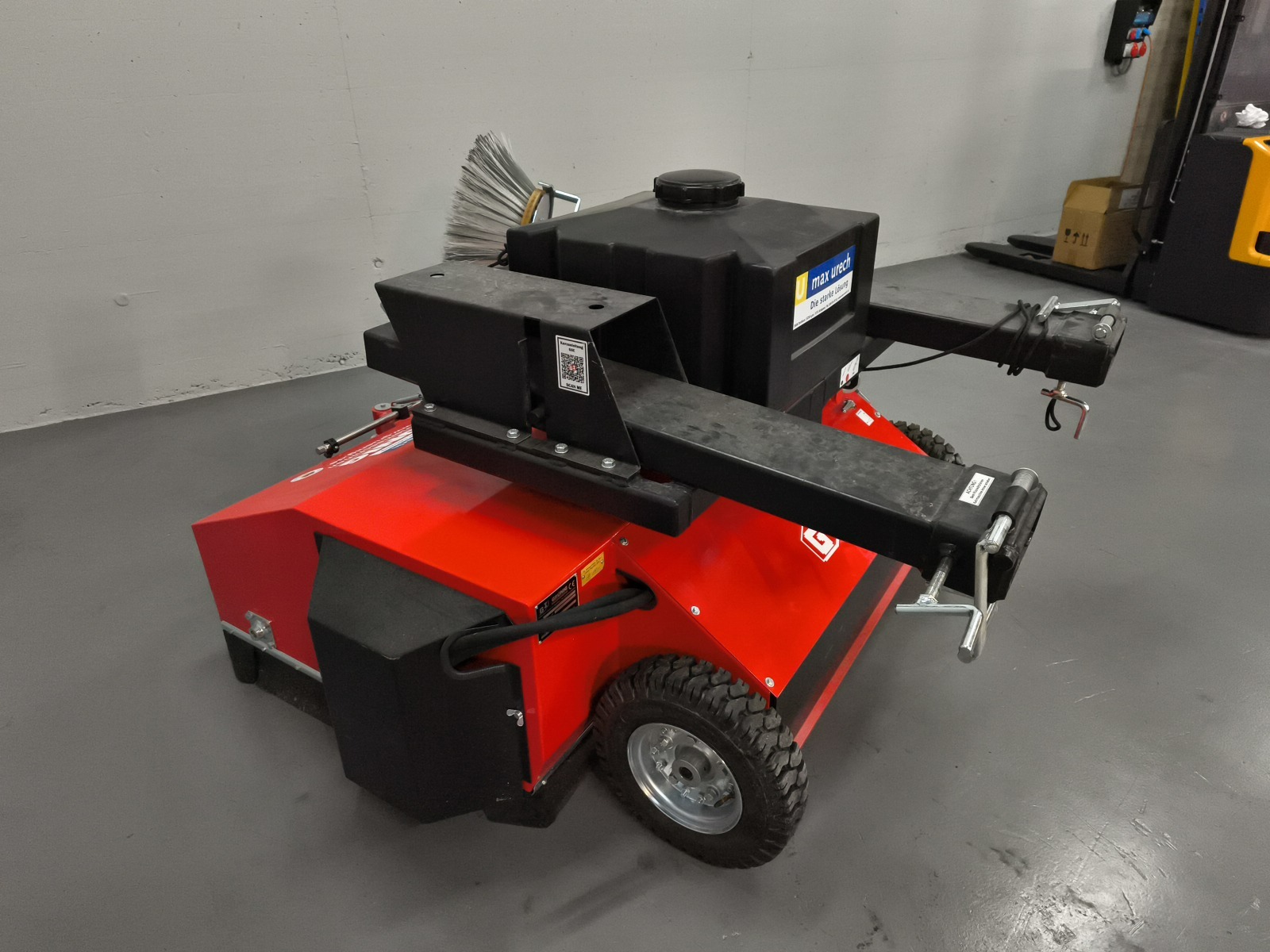 GRÜNIG GSE-1500 Balayeuse autopropulsée à monter sur chariot élévateur, largeur de travail 1500 mm, système de pulvérisation d'eau 100 l, bac à déchets 260 l