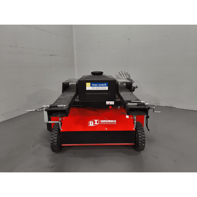 GRÜNIG GSE-1500 Balayeuse autopropulsée à monter sur chariot élévateur, largeur de travail 1500 mm, système de pulvérisation d'eau 100 l, bac à déchets 260 l