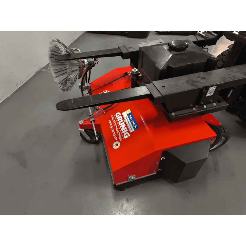 GRÜNIG GSE-1500 Balayeuse autopropulsée à monter sur chariot élévateur, largeur de travail 1500 mm, système de pulvérisation d'eau 100 l, bac à déchets 260 l