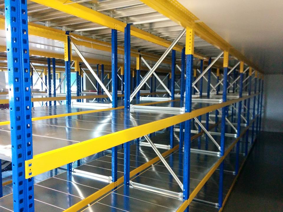 Panneaux intercalaires pour traverses porte-palettes avec profilé