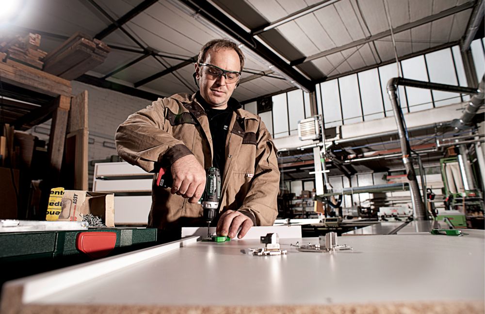 Metabo Akku-Bohrschrauber PowerMaxx BS Basic Set 12 V mit 2x Li-Power Akkus (12 V / 2.0 Ah), Ladegerät LC 24 und mobiler Werkstatt