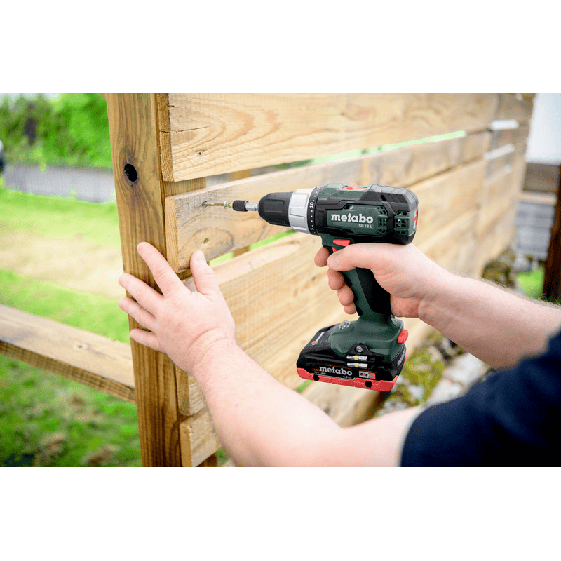 Metabo Akku-Schlagbohrschrauber SB 18 L, 18 V mit 2x Li-Power Akkus (18 V / 2.0 Ah), Ladegerät SC 36 und metaBOX 145