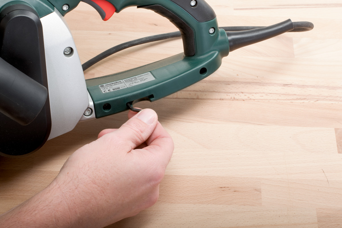 Metabo Ponceuse à bande BAE 75, 1010 watts, avec socle de machine