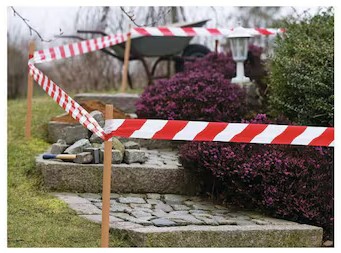Signal Absperrband tesa, 80 mm x 100 m, rot/weiss, reissfestes PE-Warnband für Innen- und Aussenbereich