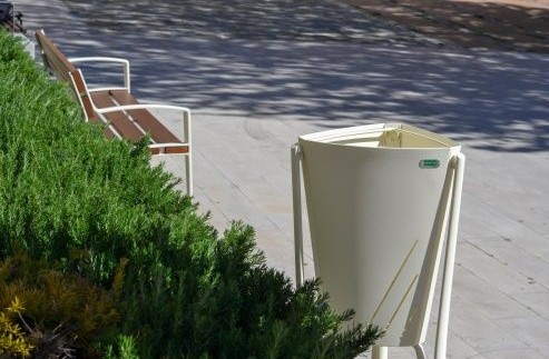 Abfallbehälter Minsk aus Stahl und Gusseisen, 65 Liter, in 4 Farben