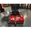 GRÜNIG GSE-1500 Balayeuse autopropulsée à monter sur chariot élévateur, largeur de travail 1500 mm, système de pulvérisation d'eau 100 l, bac à déchets 260 l